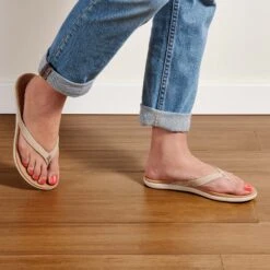 OluKai Honu - Tapa / Golden Sand -Olukai Shoes 20436 20GS 102 W Honu TapGlds Web Opt